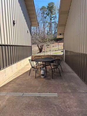 Outdoor dining - Current River Retreat 3 - 2 Bedroom Sleeps 6 - Cozy Apartment (Van Buren)