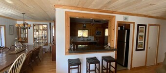 Muskoka Lakefront Shenanigans  HotTub, Firepit, Boats & Zero Responsibilities