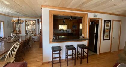 Muskoka Lakefront Shenanigans HotTub, Firepit, Boats & Zero Responsibilities