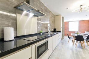 Fridge, microwave, stovetop, coffee/tea maker - ¡Cerca de la Macroplaza! 6 personas, GYM & Alberca (Monterrey)