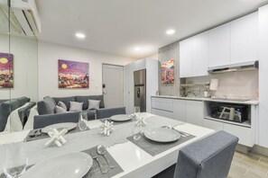 Fridge, microwave, stovetop, coffee/tea maker - ¡De Lujo & Artístico! 4 personas + GYM + Cama King (Monterrey)