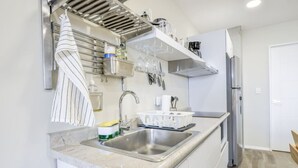 A modern kitchen with a stainless steel sink, a built-in oven, and a refrigerator. - ¡A pasos de la Macroplaza! Alberca y Gimnasio (Monterrey)