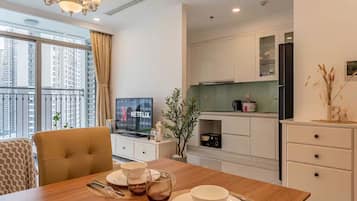 Luxury Apartment, 2 Bedrooms, Kitchen, City View | Interior