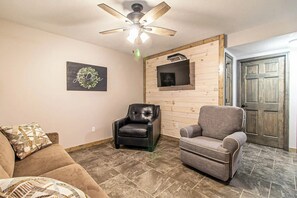 Living area - Current River Retreats 2 - 2 Bedroom - Sleeps 6 - Cozy Apartment (Van Buren)