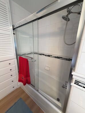 Towels, soap, shampoo, toilet paper - Large cozy 1 /1 Ocean View with large deck and walking distance the Beach & DT (Laguna Beach)