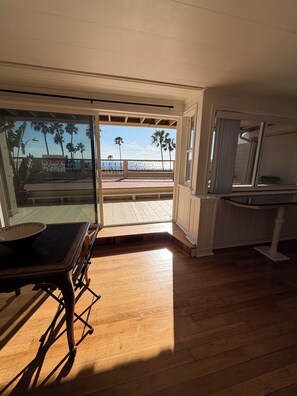 Dining - Large cozy 1 /1 Ocean View with large deck and walking distance the Beach & DT (Laguna Beach)