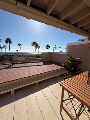 Outdoor dining - Large cozy 1 /1 Ocean View with large deck and walking distance the Beach & DT (Laguna Beach)