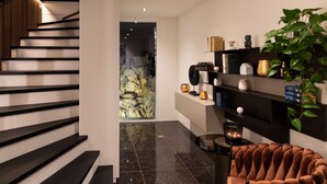 Ein modernes Interieur mit Treppe, Kamin und einer Sitzecke.