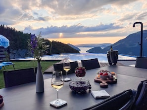 Outdoor dining - Vrbo Property (Emmetten)