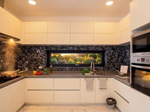 Fridge, microwave, oven, stovetop - Luxury & chill atmosphere in Pattaya central - Private pool villa Phratamnak (Muang Pattaya)
