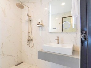 Hair dryer, towels, soap, shampoo - Luxury & chill atmosphere in Pattaya central - Private pool villa Phratamnak (Muang Pattaya)
