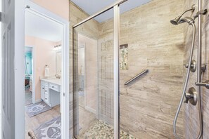 Haartrockner, Handtücher, Toilettenpapier