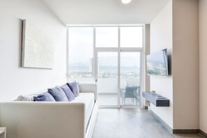 TV - ¡Luxury with Pool & Gym! 1 King & 4 Twin 2BR2br (Monterrey)