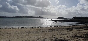 Beach nearby - Beautiful typical Brittany house overlooking the Bay of Morlaix. (Plouezoc'h)