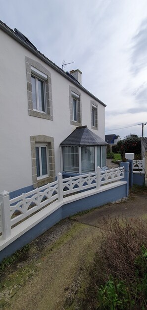 Exterior - Beautiful typical Brittany house overlooking the Bay of Morlaix. (Plouezoc'h)
