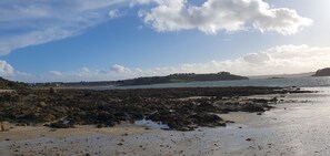 Beach nearby - Beautiful typical Brittany house overlooking the Bay of Morlaix. (Plouezoc'h)