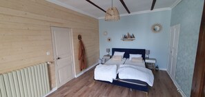 4 bedrooms, desk, iron/ironing board, travel cot - Beautiful typical Brittany house overlooking the Bay of Morlaix. (Plouezoc'h)