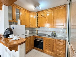 Fridge, microwave, coffee/tea maker, electric kettle - Villa Lison By Gloove (La Mata)
