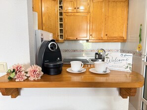 Refrigerador, microondas, cafetera y tetera y tetera eléctrica 
