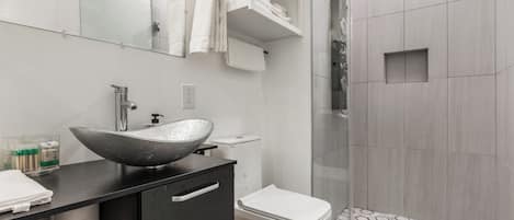 Secadora de cabello, toallas, jabón, papel de baño