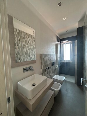 Dusche, Haartrockner, Bidet, Handtücher