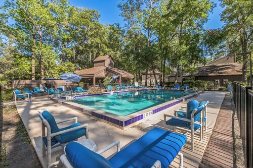 Mandarin Retreat: Pool-Hot tub-King Bed-Smart Tvs