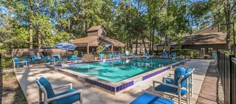 Mandarin Retreat: Pool-Hot tub-King Bed-Smart Tvs