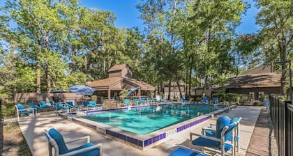 Mandarin Retreat: Pool-Hot tub-King Bed-Smart Tvs