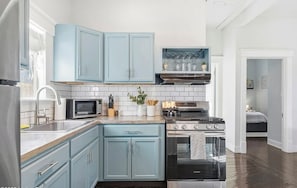 Fridge, microwave, oven, stovetop - Entire & Private Carriage House Near Downtown + 2 Complementary Housekeeping. (Louisville)