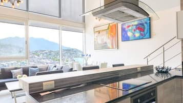 Frigorifero, microonde, forno, piano cottura