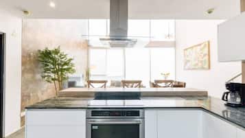 Réfrigérateur, four à micro-ondes, un four, surface de cuisson