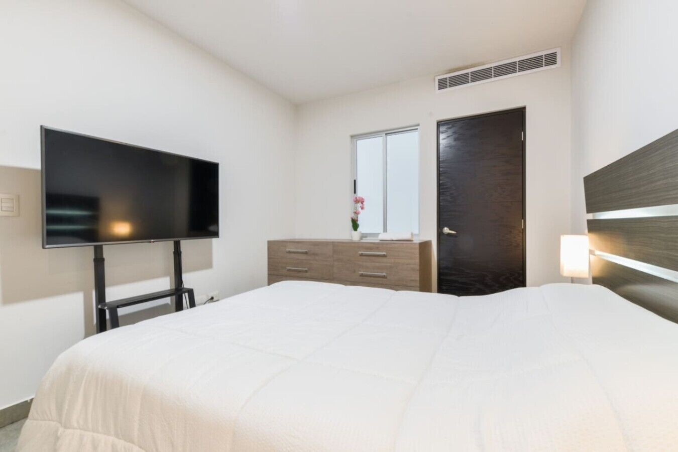 Desk, iron/ironing board, WiFi, bed sheets