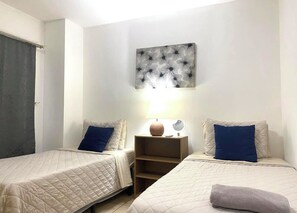 Room - Overlooking Zona Rosa, San Benito, 3 Room, Condo (San Salvador)