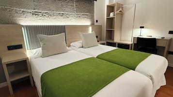 Standaard Twin kamer, uitzicht op de stad | Donsdekens, een minibar, een bureau, een laptopwerkplek