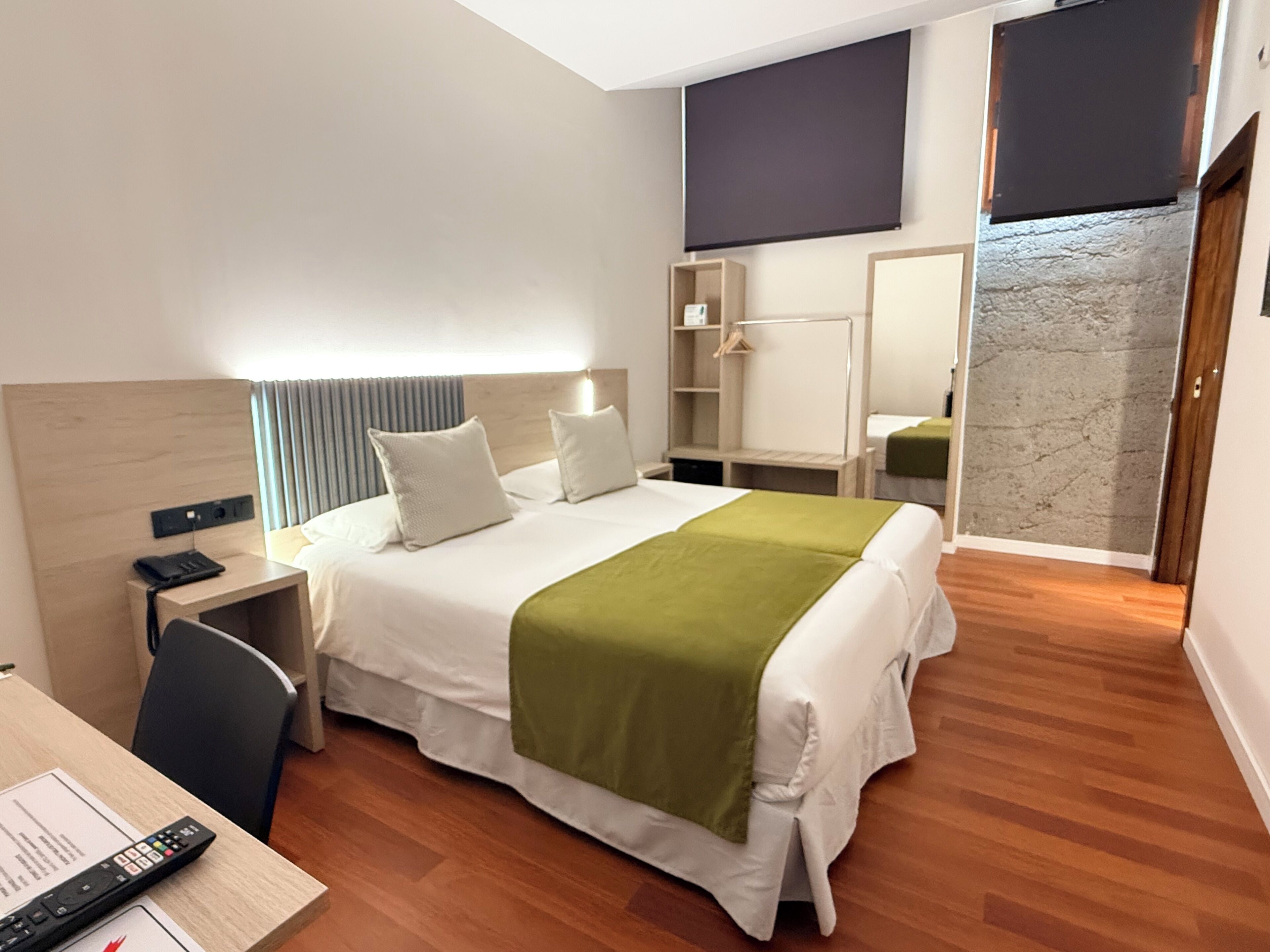 Chambre Supérieure avec lits jumeaux, vue ville | Couette en duvet d'oie, minibar, bureau