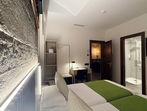 Cubrecamas, minibar, escritorio y espacio para trabajar con laptop 