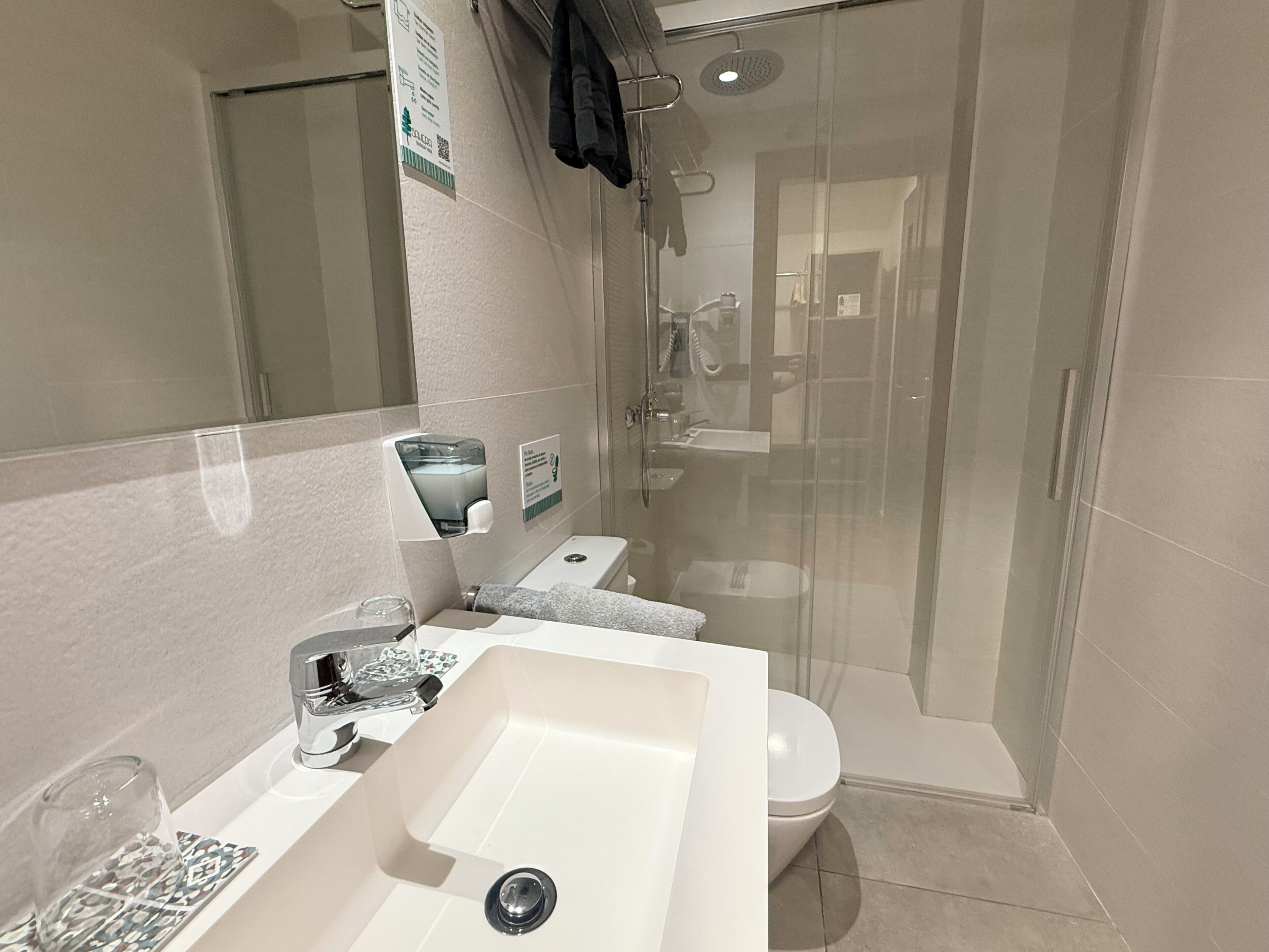 Standard-Zweibettzimmer, Stadtblick | Badezimmer | Dusche, Haartrockner, Handtücher, Toilettenpapier