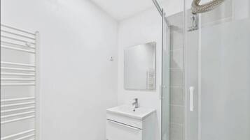 Douche, sĂšche-cheveux, bidet, serviettes fournies