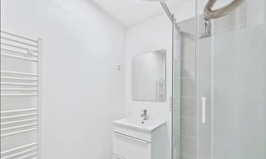 Douche, sèche-cheveux, bidet, serviettes fournies