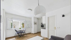 Un appartamento moderno con zona pranzo, cucina e soggiorno.