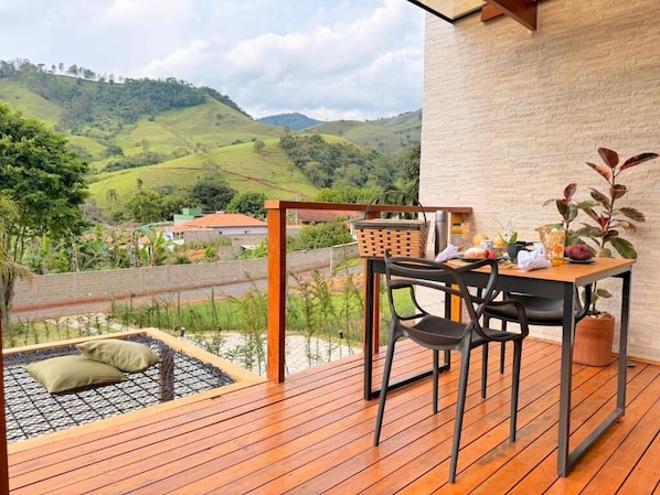 Outdoor dining - Estúdios Luxo Reserva do Baú (São Bento do Sapucaí)