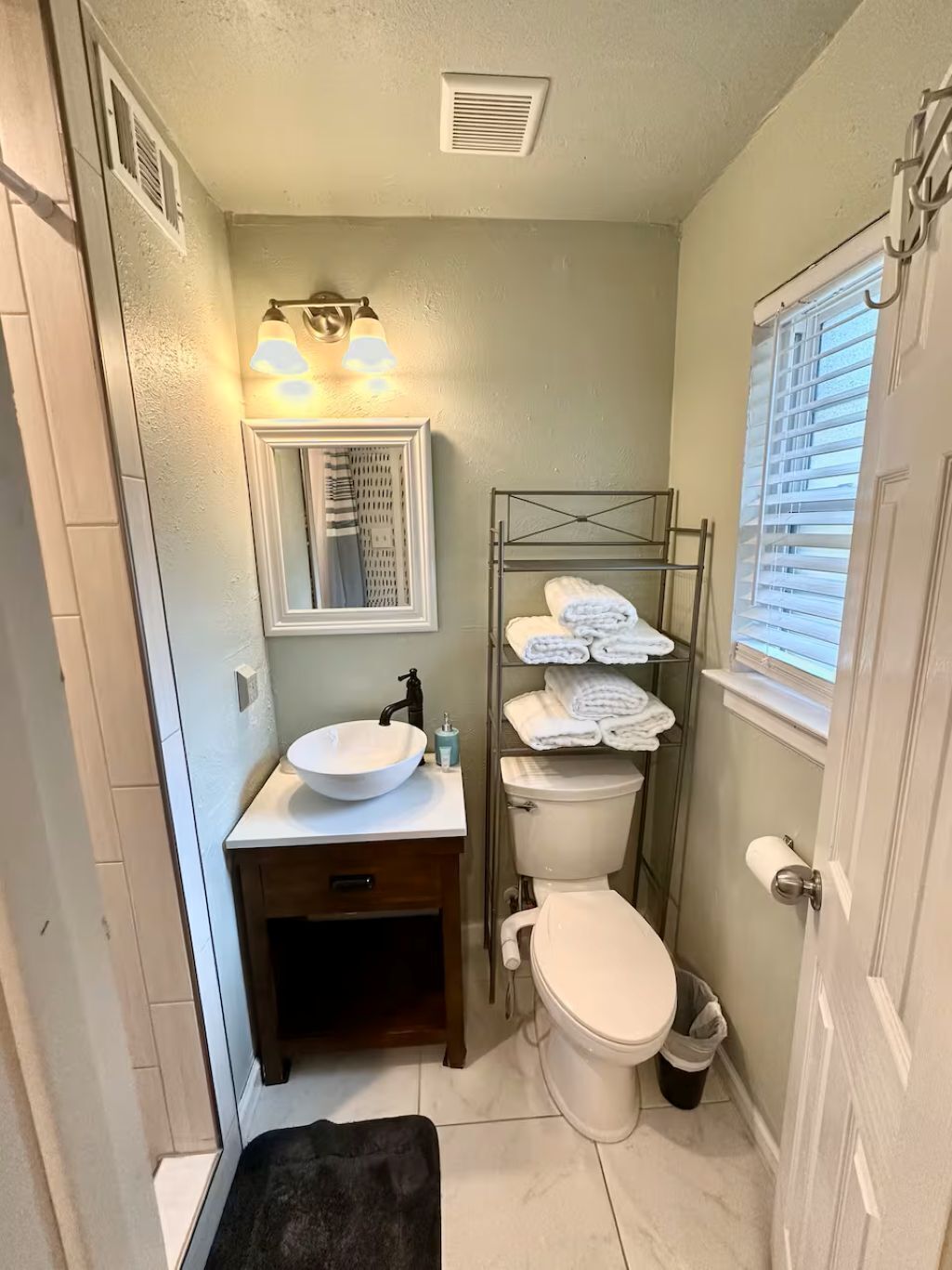 Une petite salle de bain avec un lavabo blanc, des toilettes et un porte-serviettes.