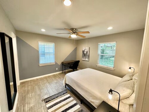 Children and Pet Friendly/ EV Charger/Wi-Fi/Fenced