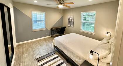 Children and Pet Friendly/ EV Charger/Wi-Fi/Fenced