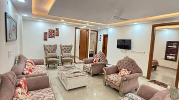 Deluxe Room, City View | Living area