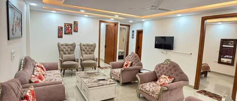 Deluxe Room, City View | Living area