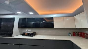 Deluxe Room, City View | Private kitchen