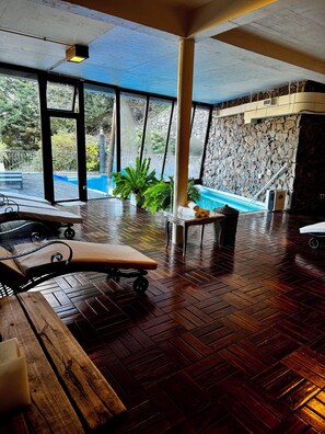 Indoor pool, outdoor pool - HOTEL PARAISO CASA DE MONTAÑA (San Martin de los Andes)