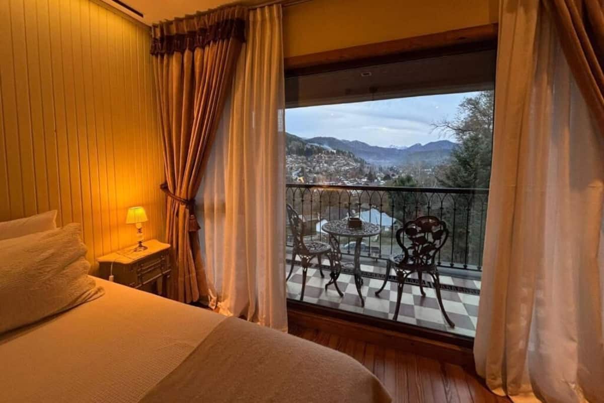 Comfort tweepersoonskamer, balkon, uitzicht op bergen | Een kluis op de kamer, geluiddichte muren, gratis wifi
