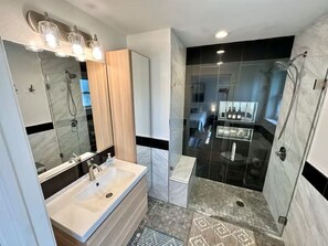 Bathroom - Family Fun! Hot tub, Pool, Billiards, Gazeb (Richland Hills)